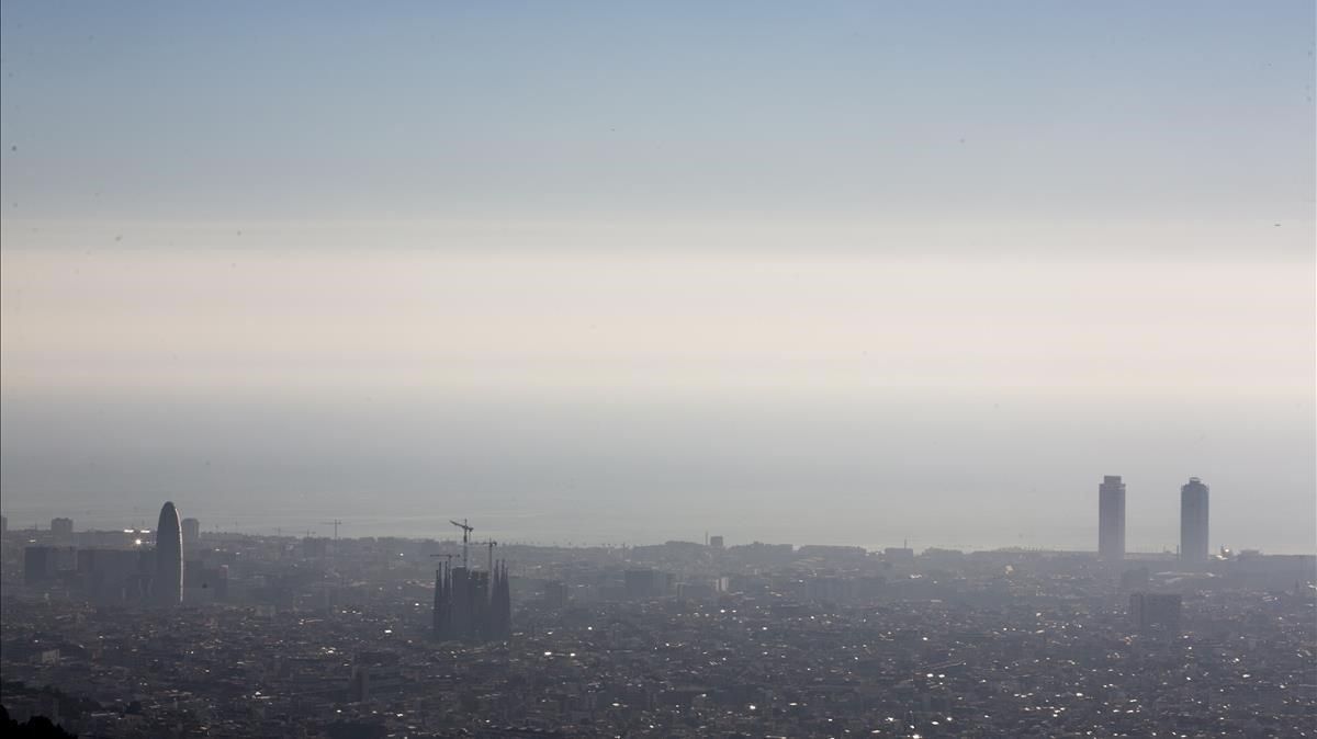 Nube de polución sobre Barcelona, a finales de febrero de este año. Nube de polución sobre Barcelona, a finales de febrero de este año.
