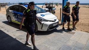 Dispositivo de la Guardia Urbana patrullando por las playas de Barcelona