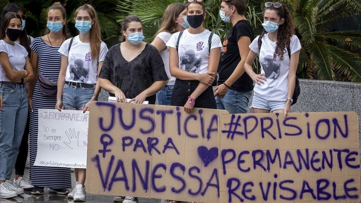 Concentración en recuerdo de Vanessa Ferrer, en la Ciutat de la Justícia de València. Concentración en recuerdo de Vanessa Ferrer, en la Ciutat de la Justícia de València.