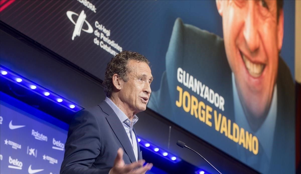 Jorge Valdano agradece en su parlamento la concesión del premio Vázquez Montalbán. Jorge Valdano agradece en su parlamento la concesión del premio Vázquez Montalbán.
