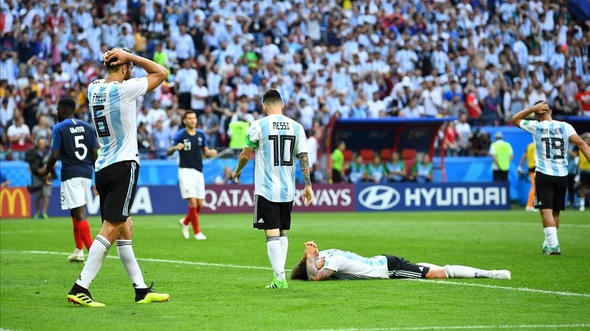 Los jugadores argetninos, con Messi en el centro, lamentan una ocasión malograda en los últimos compases del partido. Los jugadores argetninos, con Messi en el centro, lamentan una ocasión malograda en los últimos compases del partido.