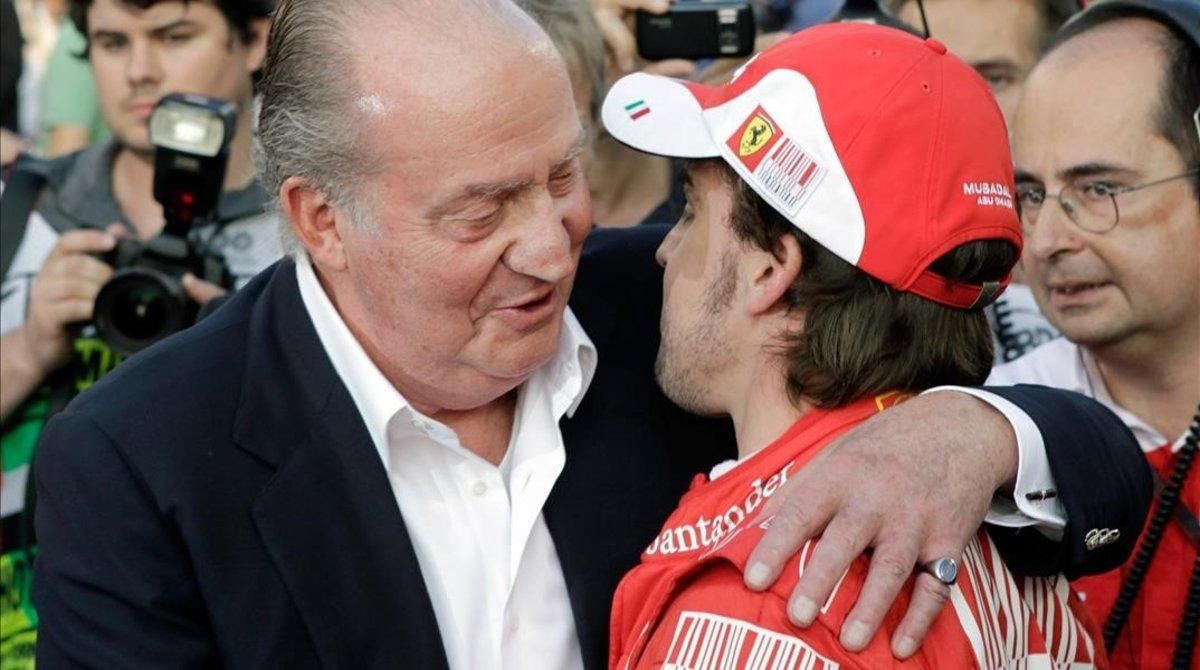 El Rey Juan Carlos consuela a Fernando Alonso, en el GP de Abu Dabi del 2010. El Rey Juan Carlos consuela a Fernando Alonso, en el GP de Abu Dabi del 2010.