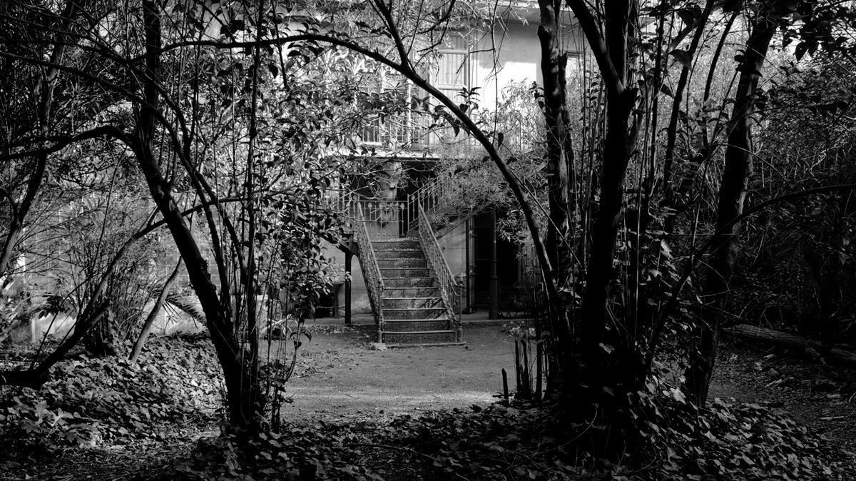 El jardín con la escalera de hierro colado de la Casa Amatller, en el año 1970. 