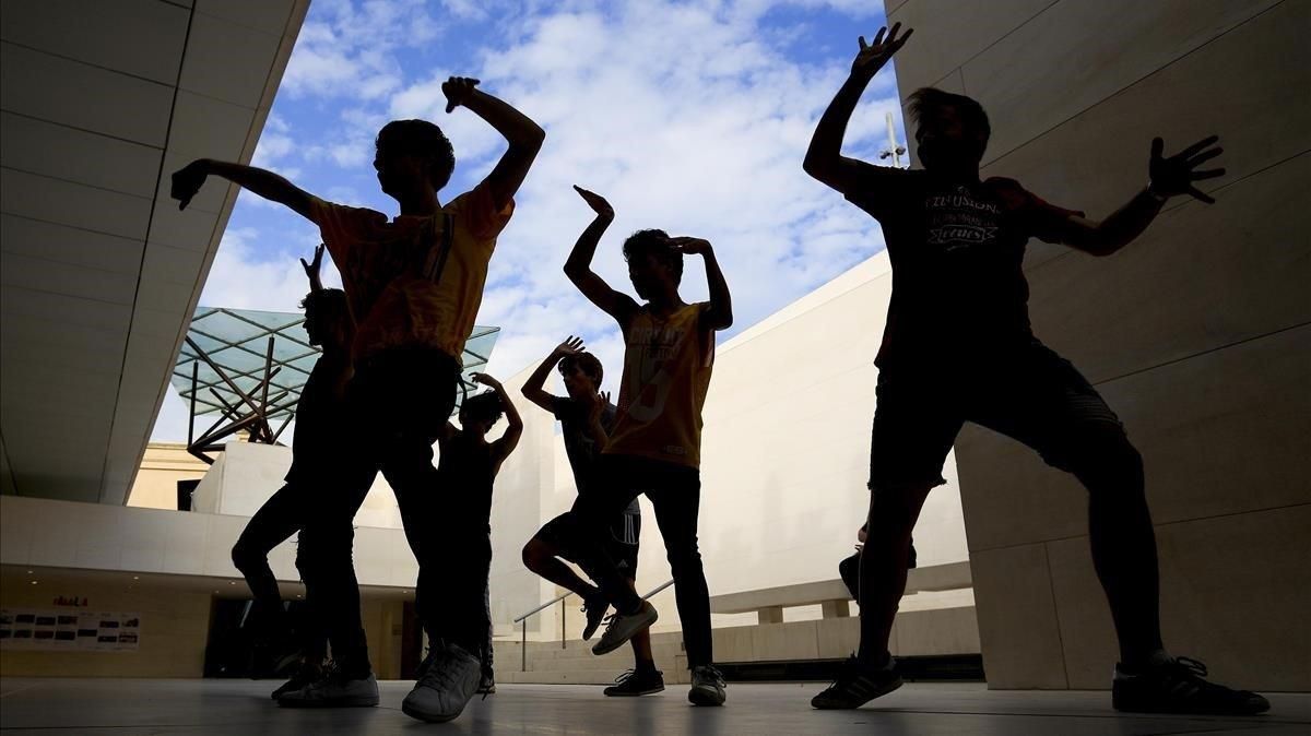 Unos jóvenes bailan k-pop ante las vidrieras de CaixaForum, en Barcelona, en el 2018. Unos jóvenes bailan k-pop ante las vidrieras de CaixaForum, en Barcelona, en el 2018.