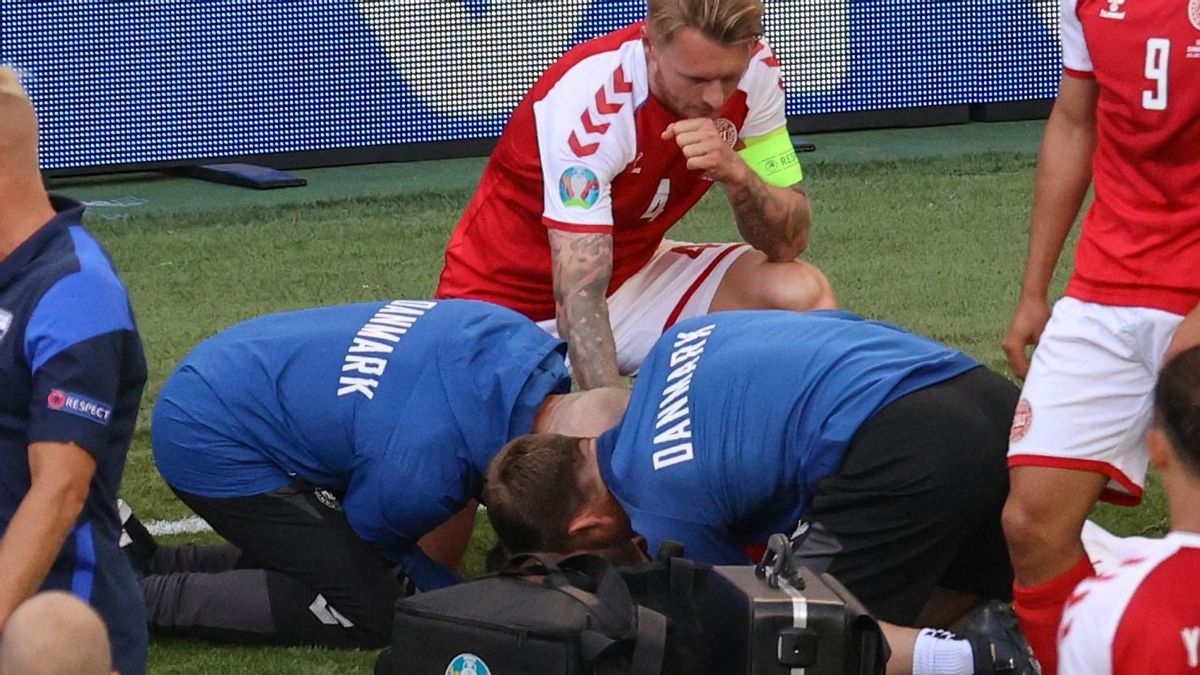 Morten Bosen (izquierda) atiende a Eriksen en el Parken Stadion. Morten Bosen (izquierda) atiende a Eriksen en el Parken Stadion.
