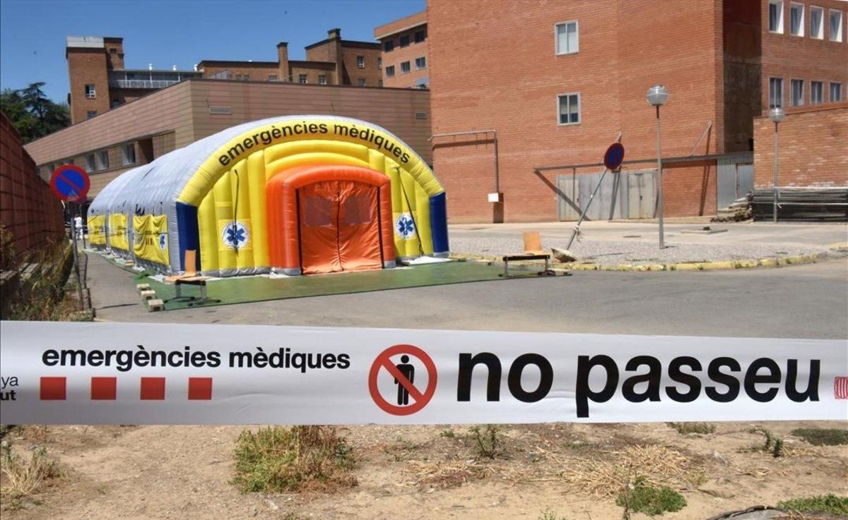 El hospital de campaña junto al Hospital Arnau de Vilanova, en Lleida, sin actividad, tras el anuncio del nuevo confinamiento de El Segrià. El hospital de campaña junto al Hospital Arnau de Vilanova, en Lleida, sin actividad, tras el anuncio del nuevo confinamiento de El Segrià.