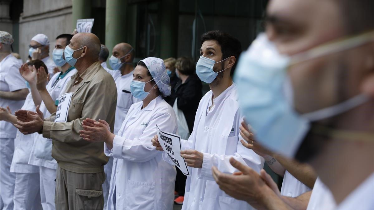 Personal sanitario del Hospital Clínic homenajea a los sanitarios muertos por coronavirus. Personal sanitario del Hospital Clínic homenajea a los sanitarios muertos por coronavirus.