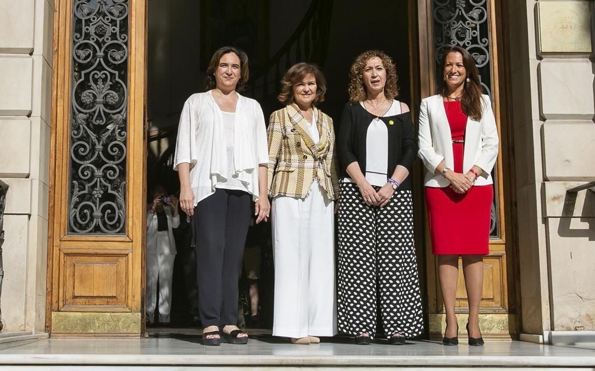 La alcaldesa Colau, la vicepresidenta Calvo, la ’consellera’ Capella y la decana de los abogados, Maria Eugènia Gay, en la puerta del Col·legi de l’Advocacia de Barcelona. La alcaldesa Colau, la vicepresidenta Calvo, la ’consellera’ Capella y la decana de los abogados, Maria Eugènia Gay, en la puerta del Col·legi de l’Advocacia de Barcelona.