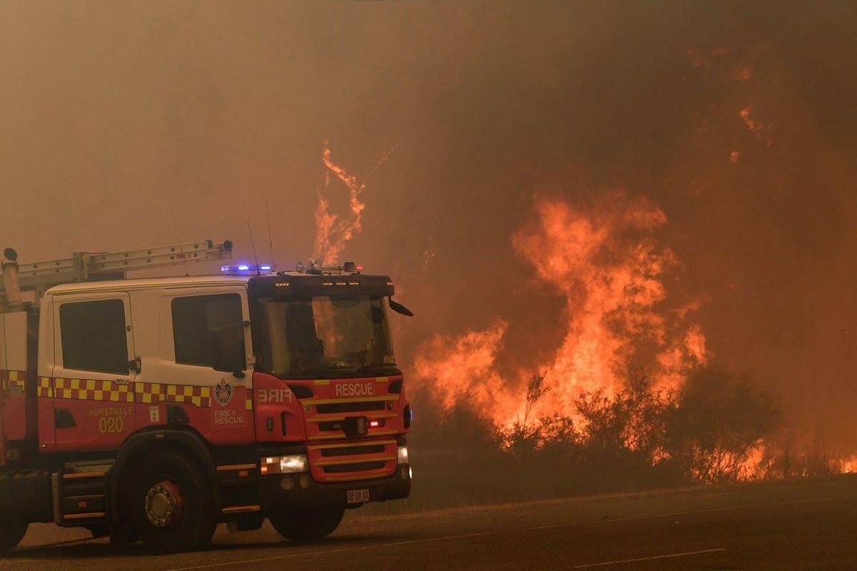 Tahmoor (Australia), 19/12/2019.- New South Wales (NSW) Rural Fire Service (RFS) officers work on a blaze threatening homes along the Old Hume Highway near the town of Tahmoor, NSW, Australia, 19 December 2019. Soaring temperatures exceeding 40 degrees Celsius and north westerly winds are fanning a number of fires around Sydney. (Incendio) EFE/EPA/DEAN LEWINS AUSTRALIA AND NEW ZEALAND OUT Tahmoor (Australia), 19/12/2019.- New South Wales (NSW) Rural Fire Service (RFS) officers work on a blaze threatening homes along the Old Hume Highway near the town of Tahmoor, NSW, Australia, 19 December 2019. Soaring temperatures exceeding 40 degrees Celsius and north westerly winds are fanning a number of fires around Sydney. (Incendio) EFE/EPA/DEAN LEWINS AUSTRALIA AND NEW ZEALAND OUT