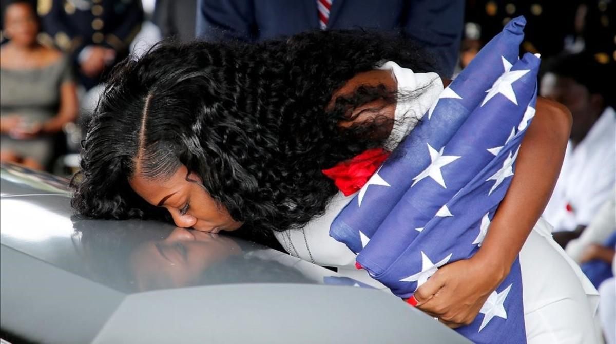 Myeshia Johnson, esposa del sargento La David Johnson, besa el ataúd de su marido muerto en Niger. Myeshia Johnson, esposa del sargento La David Johnson, besa el ataúd de su marido muerto en Niger.
