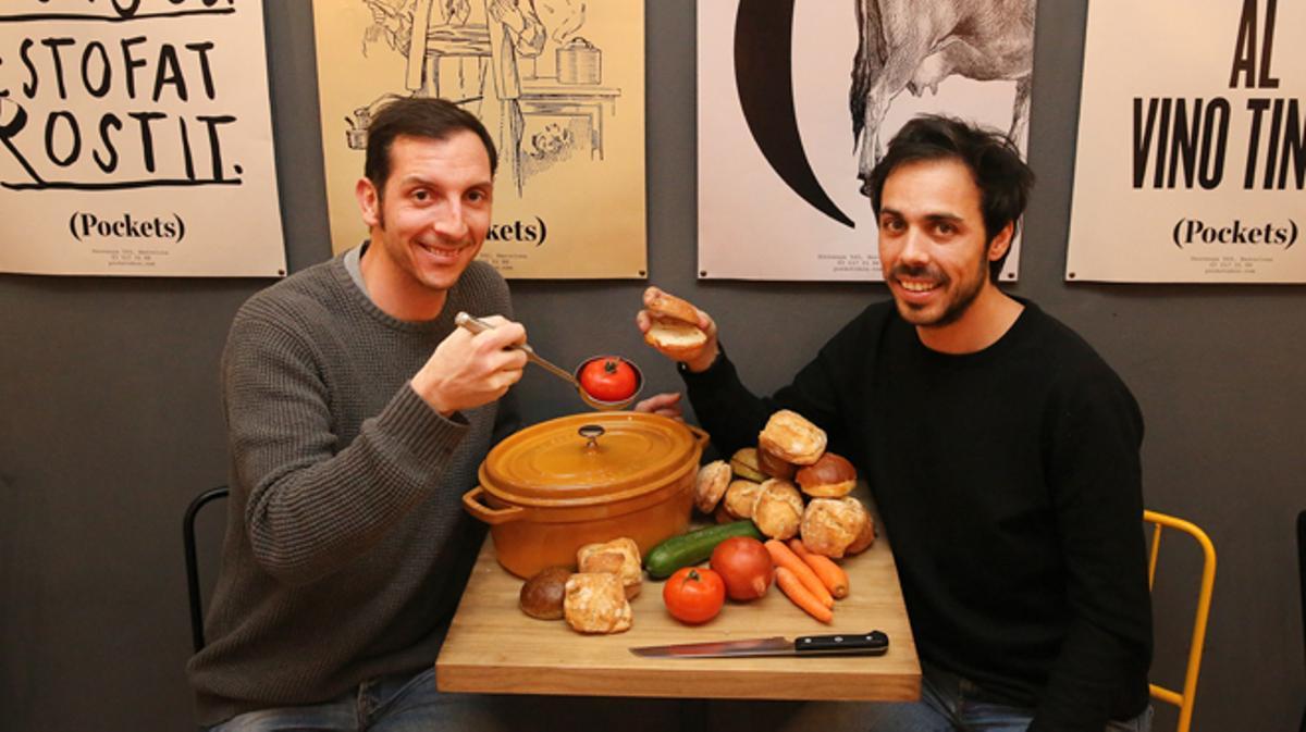 Marcos González y Nacho Bueno, con el cocinero Pep Garrido, explican los bocadillos con estofado.