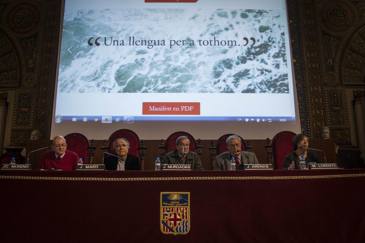 J. C. Moreno, J. Martí, J. Murgadas, J. Arenas y M. Lorente, en la presentación del manifiesto por el catalán como única lengua oficial.