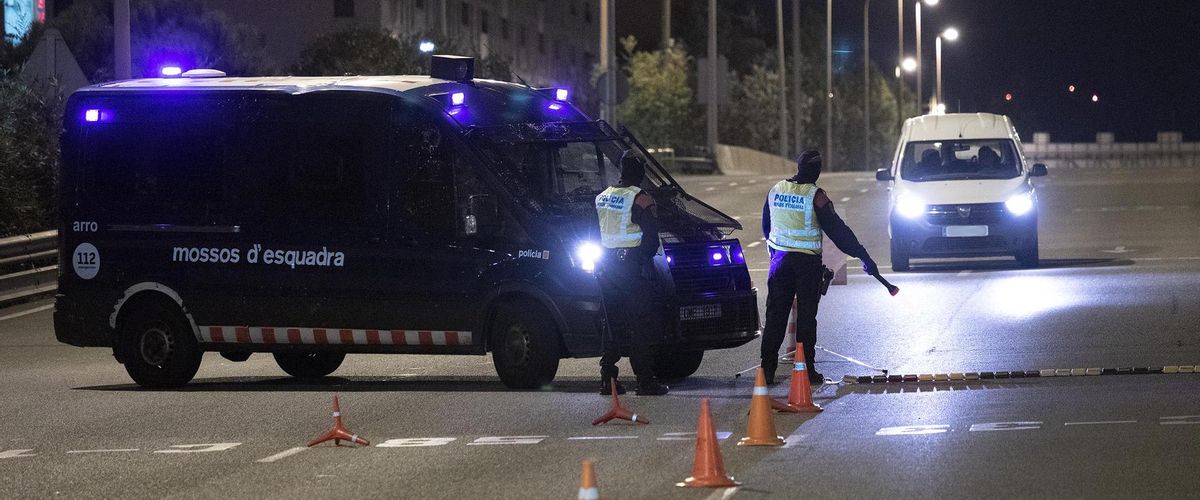 Dispositivo conjunto de Mossos y Guàrdia Urbana para hacer cumplir el toque de queda en Barcelona Dispositivo conjunto de Mossos y Guàrdia Urbana para hacer cumplir el toque de queda en Barcelona