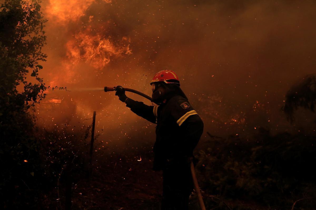 Incendi a l’illa grega d’Eubea: «Estem sols. El nostre final és a prop»