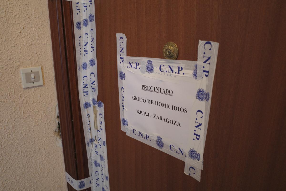 Puerta precintada del piso de la víctima del crimen machista en Zaragoza.