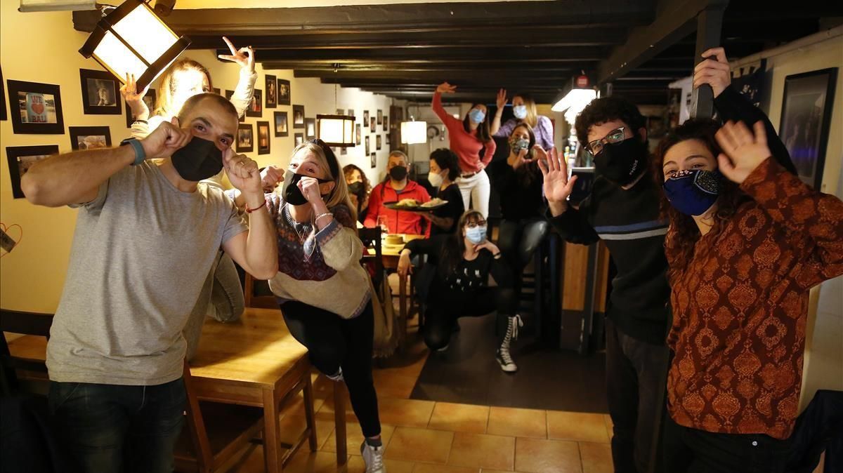 Jordi Brau, con su equipo y clientes en el último día de Momos, el pasado sábado. Jordi Brau, con su equipo y clientes en el último día de Momos, el pasado sábado.