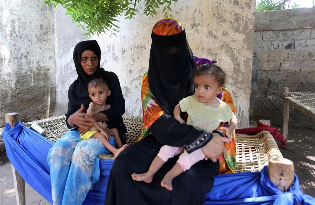 Mujeres yemenís con sus hijos malnutridos en la ciudad de Hodeida, en Yemen.