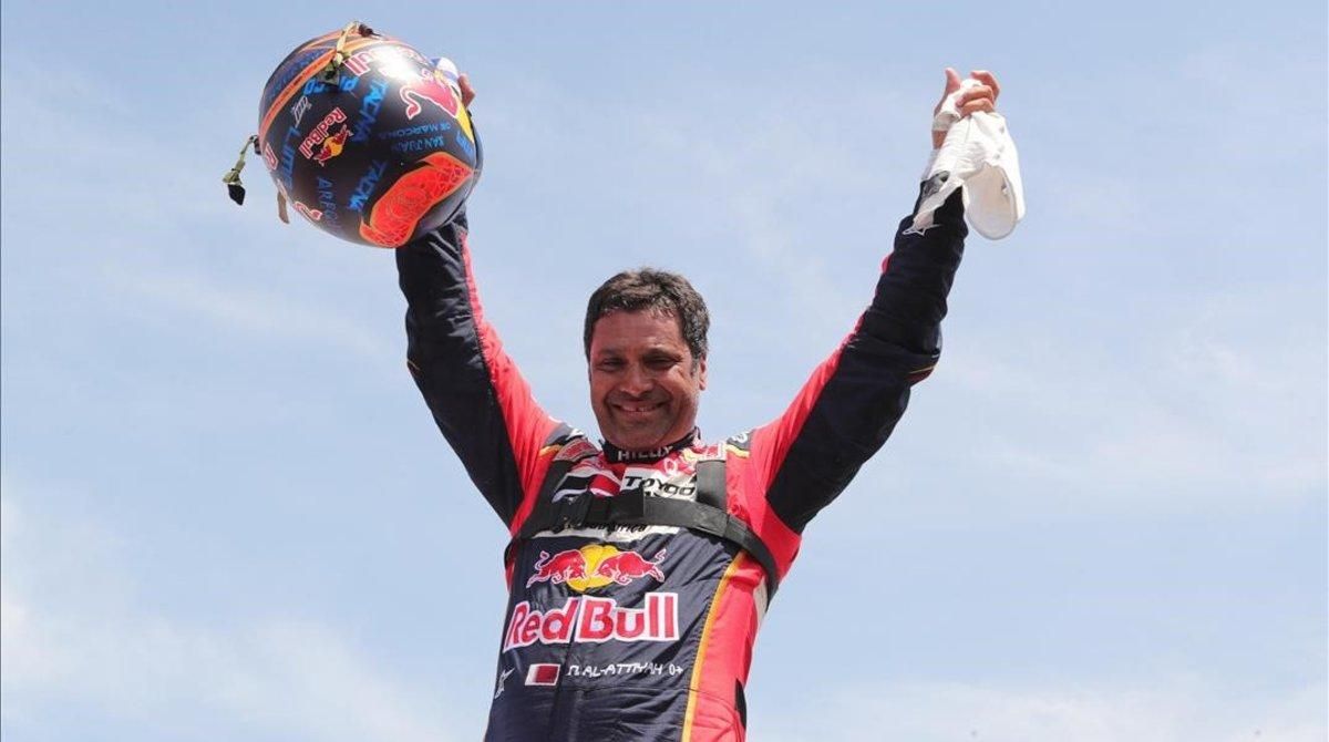El catarí Nasser Al-Attiyah (Toyota) celebra su tercera victoria en el Dakar. El catarí Nasser Al-Attiyah (Toyota) celebra su tercera victoria en el Dakar.
