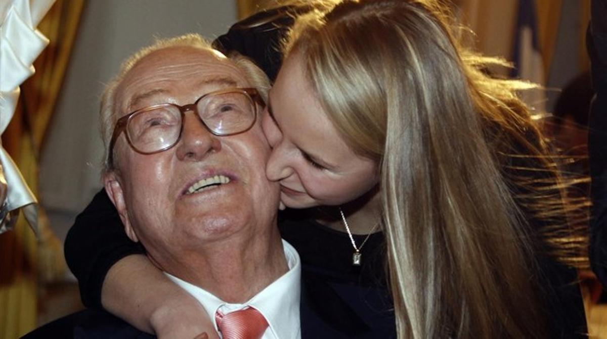 Le Pen (izquierda) junto a su nieta Marion, en marzo del 2010.