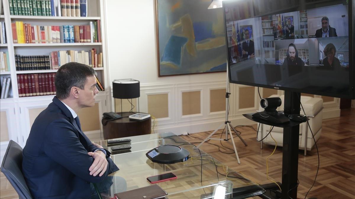 El presidente del Gobierno Pedro Sánchez preside por videoconferencia la reunión interministerial para el seguimiento de medidas por el coronavirus en la Moncloa