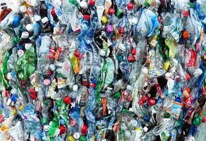 Montaña de envases de plástico.