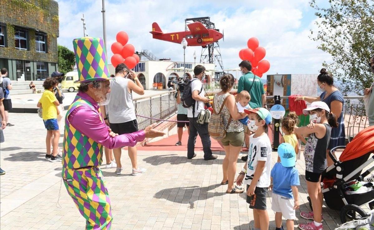 Un grupo de niños disfruta de la reapertura del parque de atracciones del Tibidabo. Un grupo de niños disfruta de la reapertura del parque de atracciones del Tibidabo.