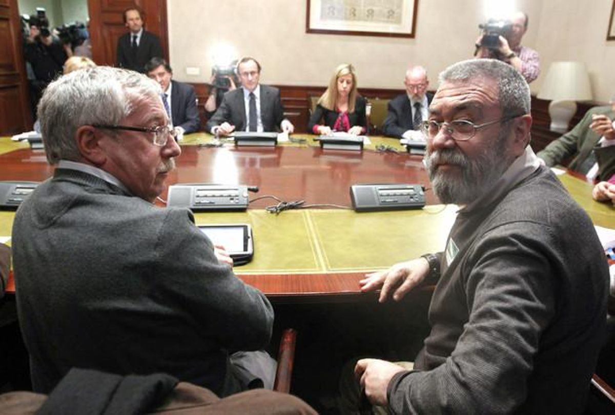 Los líderes de CCOO, Ignacio Fernández Toxo (izquierda), y de UGT, Cándido Méndez, durante una reunión con el portavoz del PP en el Congreso, Alfonso Cano (al fondo), el pasado 23 de febrero. Los líderes de CCOO, Ignacio Fernández Toxo (izquierda), y de UGT, Cándido Méndez, durante una reunión con el portavoz del PP en el Congreso, Alfonso Cano (al fondo), el pasado 23 de febrero.