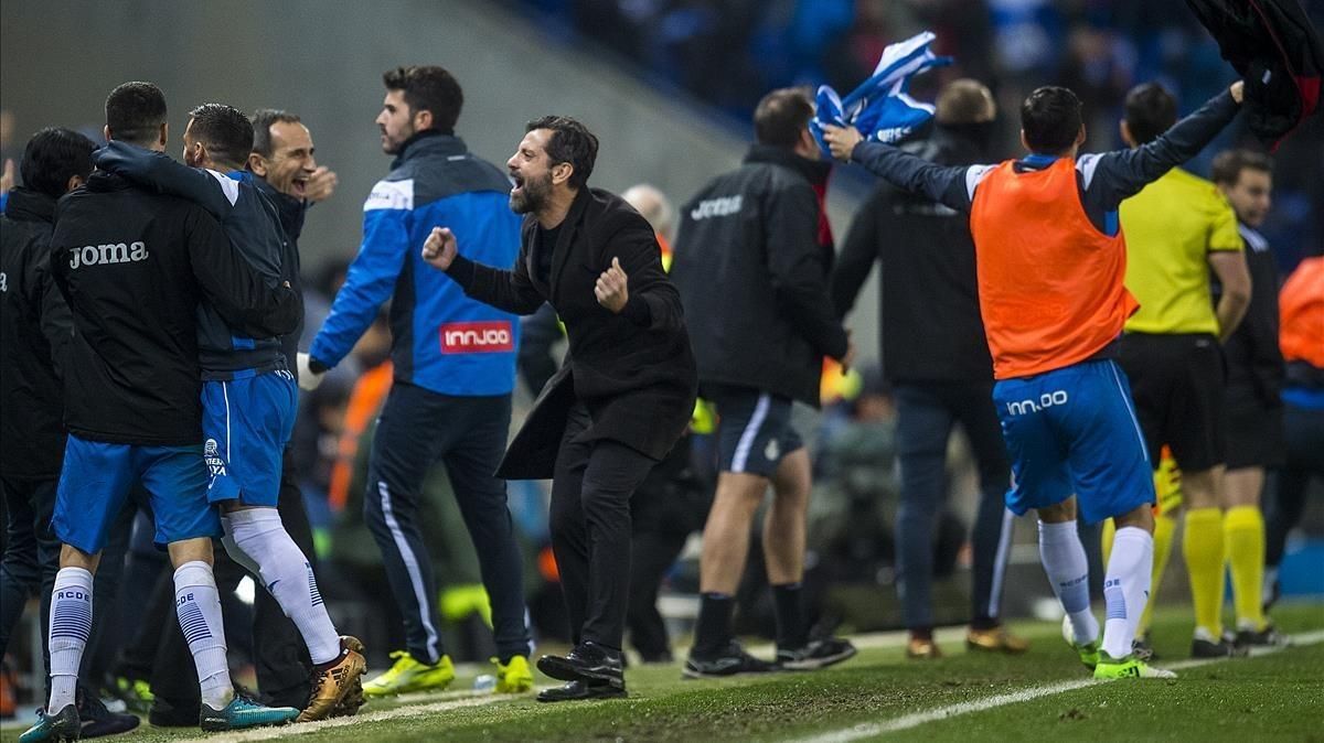 Quique Sánchez Flores celebra con su banquillo y la afición la victoria sobre el Barça. Quique Sánchez Flores celebra con su banquillo y la afición la victoria sobre el Barça.