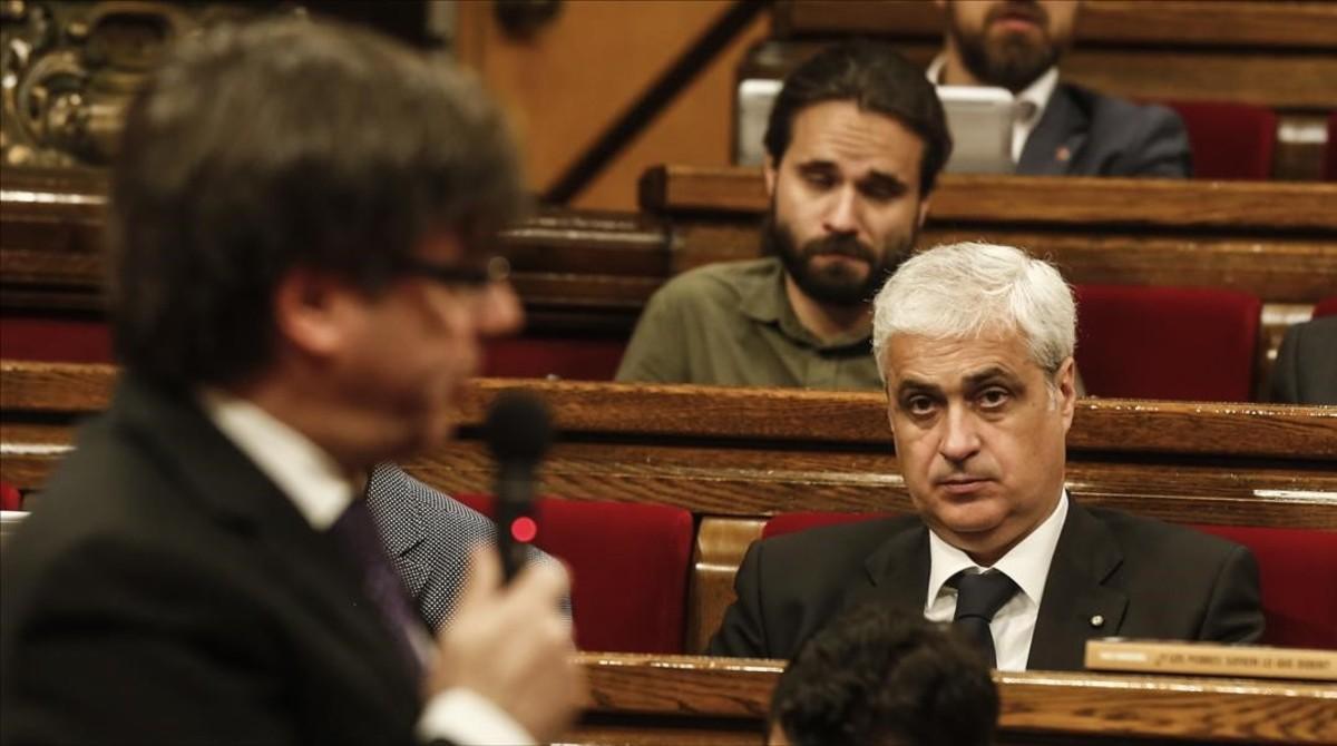 El ’exconseller’ Germà Gordó, en su escaño del Parlament, durante una sesión de control al ’president’ Carles Puigdemont.