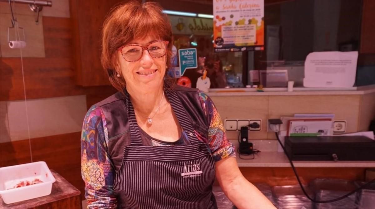 Encarna González en su puesto Carnisseria Arias del mercado Santa Caterina Encarna González en su puesto Carnisseria Arias del mercado Santa Caterina
