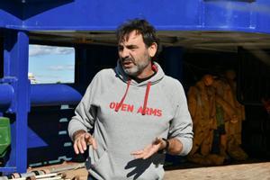 El fundador de la oenegé Open Arms, Òscar Camps, durante la presentación del buque ’Open Arms UNO’, en el puerto de Burriana.