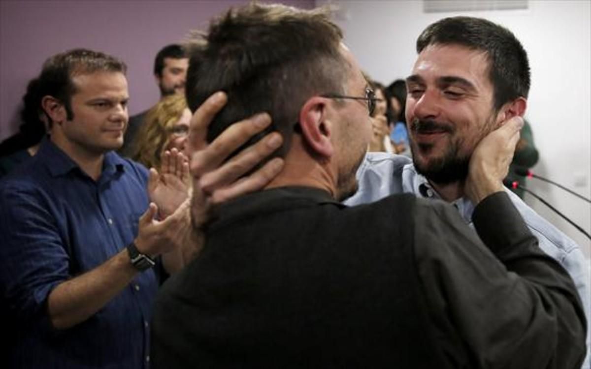 Juan Carlos Monedero saluda a Ramón Espinar, tras su victoria. Juan Carlos Monedero saluda a Ramón Espinar, tras su victoria.