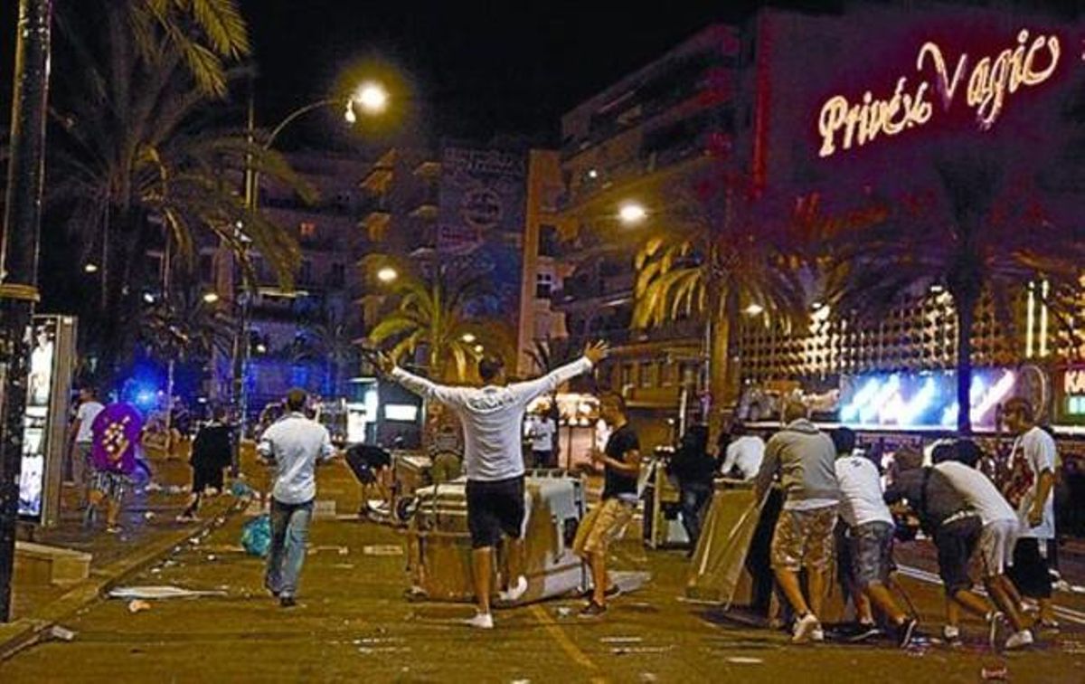 SEPTIEMBRE 3 Las mismas calles de Lloret fotografiadas anoche, cuando la temporada turística ya ha acabado. SEPTIEMBRE 3 Las mismas calles de Lloret fotografiadas anoche, cuando la temporada turística ya ha acabado.