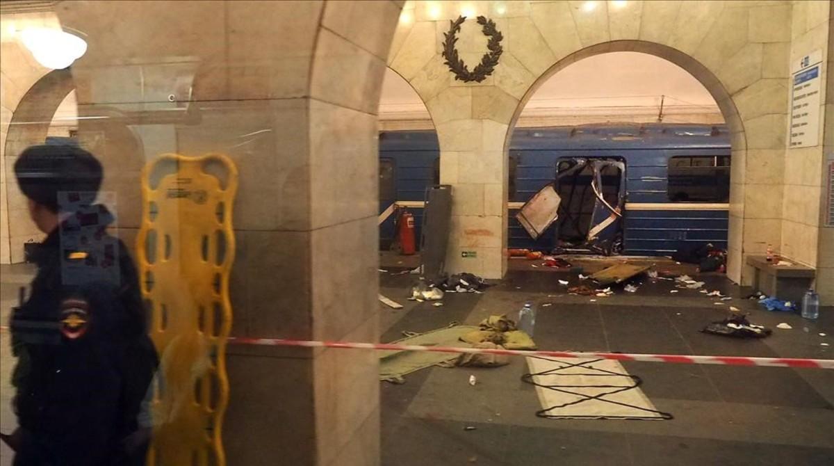 Tren afectado por la explosión de un artefacto en la estación Instituto tecnológico de San Petesburgo.
