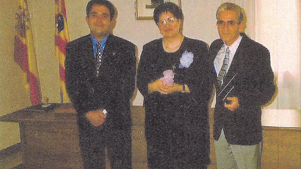 Dolores Serrano, junto a Jerónimo, a su izquierda, el día de su boda civil en Alcaine. Dolores Serrano, junto a Jerónimo, a su izquierda, el día de su boda civil en Alcaine.