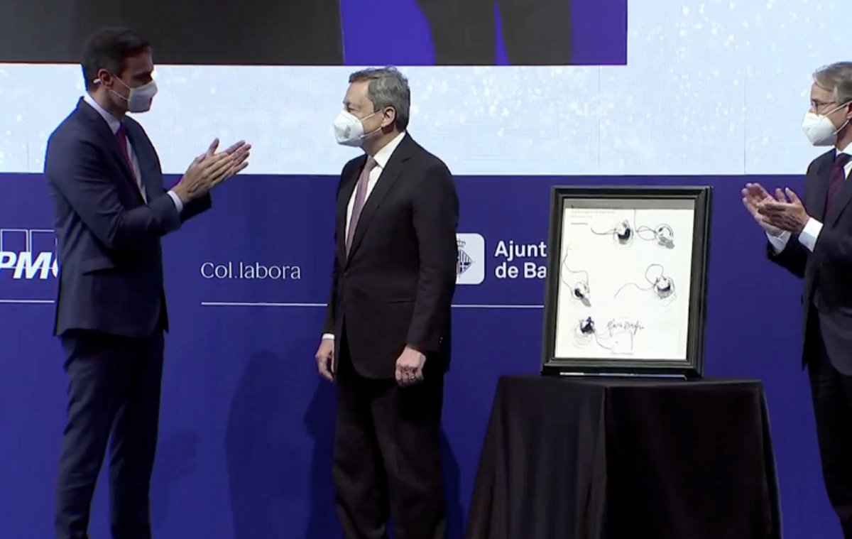 Pedro Sánchez da el premio del Cercle a Mario Draghi. Pedro Sánchez da el premio del Cercle a Mario Draghi.