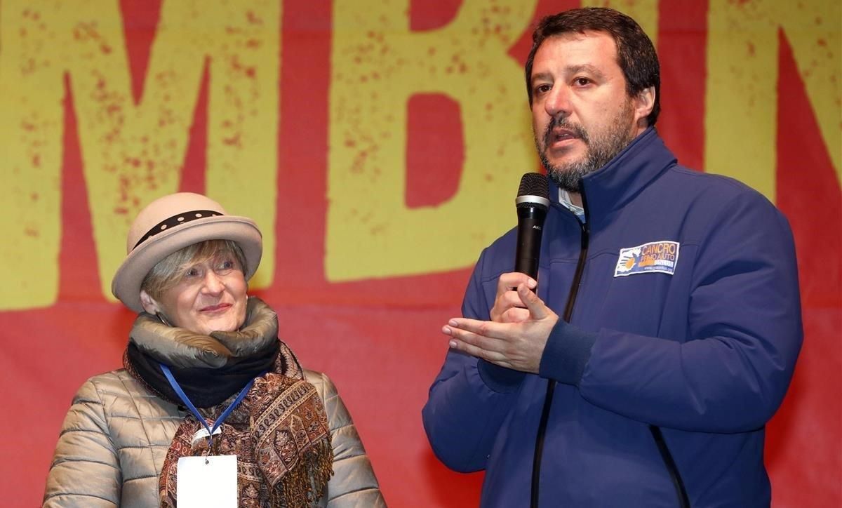 Salvini, durante un mitin de campaña en la localidad de Bibbiano, con Paola Pellinghelli, madre de Tommaso Onofri, un niño de 17 meses secuestrado y asesinado en el 2006. Salvini, durante un mitin de campaña en la localidad de Bibbiano, con Paola Pellinghelli, madre de Tommaso Onofri, un niño de 17 meses secuestrado y asesinado en el 2006.