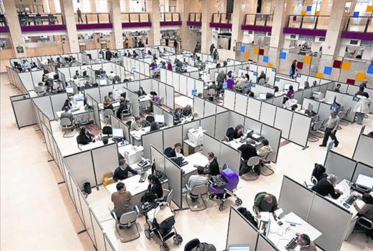 Vista de una sede madrileña del fisco en una declaración de la renta. Vista de una sede madrileña del fisco en una declaración de la renta.