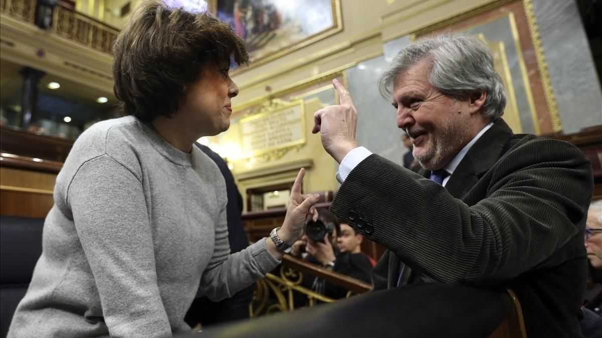 La vicepresidenta del Gobierno, Soraya Sáenz de Santamaría, charla con el ministro de Educación, Íñigo Méndez de Vigo, el pasado lunes. La vicepresidenta del Gobierno, Soraya Sáenz de Santamaría, charla con el ministro de Educación, Íñigo Méndez de Vigo, el pasado lunes.
