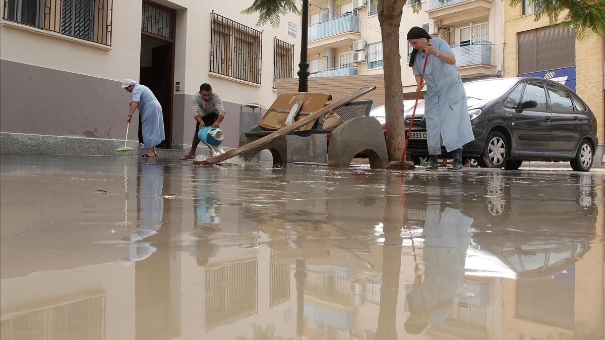 Vecinos de Orihuela limpian sus casas tras la tromba de agua. Vecinos de Orihuela limpian sus casas tras la tromba de agua.