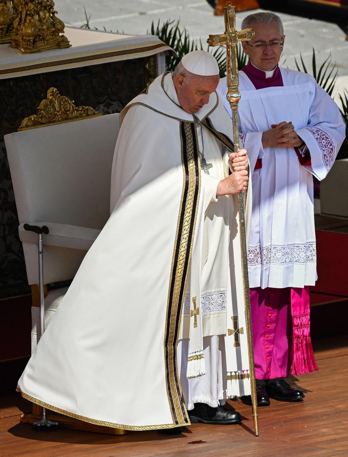 El Papa Francisco Reaparece En La Misa De Pascua En La Basílica De San ...