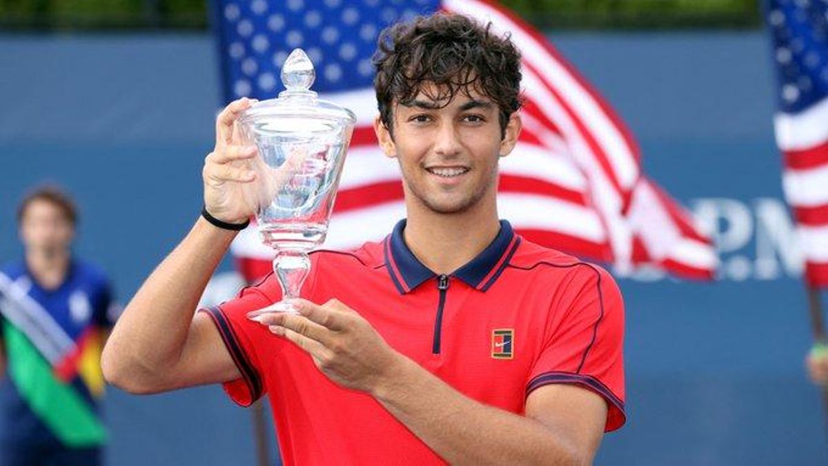 Daniel Rincón muestra su copa de campeón júnior del Abierto de EEUU. Daniel Rincón muestra su copa de campeón júnior del Abierto de EEUU.