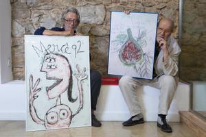 Peret y su Mercè torsonudista, a la izquierda, y, a la derecha, Claret Serrahima  junto a su inacabado cartel de 2010.