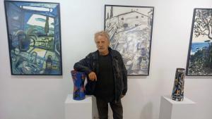 Javier Mariscal, en la inauguración de la exposición, posa junto a sus obras.