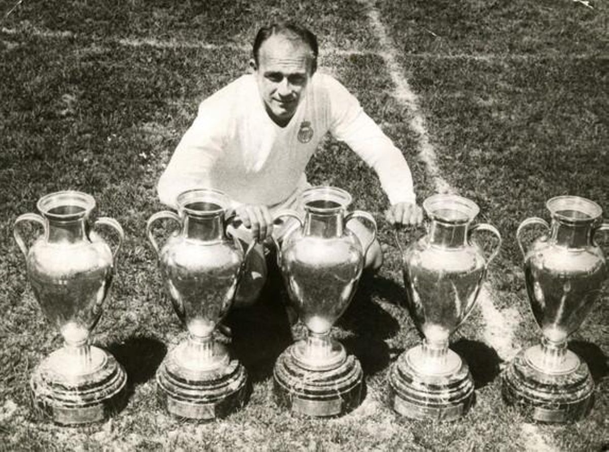 Fotografía de archivo tomada el 25/05/1960 del presidente de honor y exjugador del Real Madrid, Alfredo di Stéfano, junto a cinco trofeos de la Copa de Europa. Fotografía de archivo tomada el 25/05/1960 del presidente de honor y exjugador del Real Madrid, Alfredo di Stéfano, junto a cinco trofeos de la Copa de Europa.