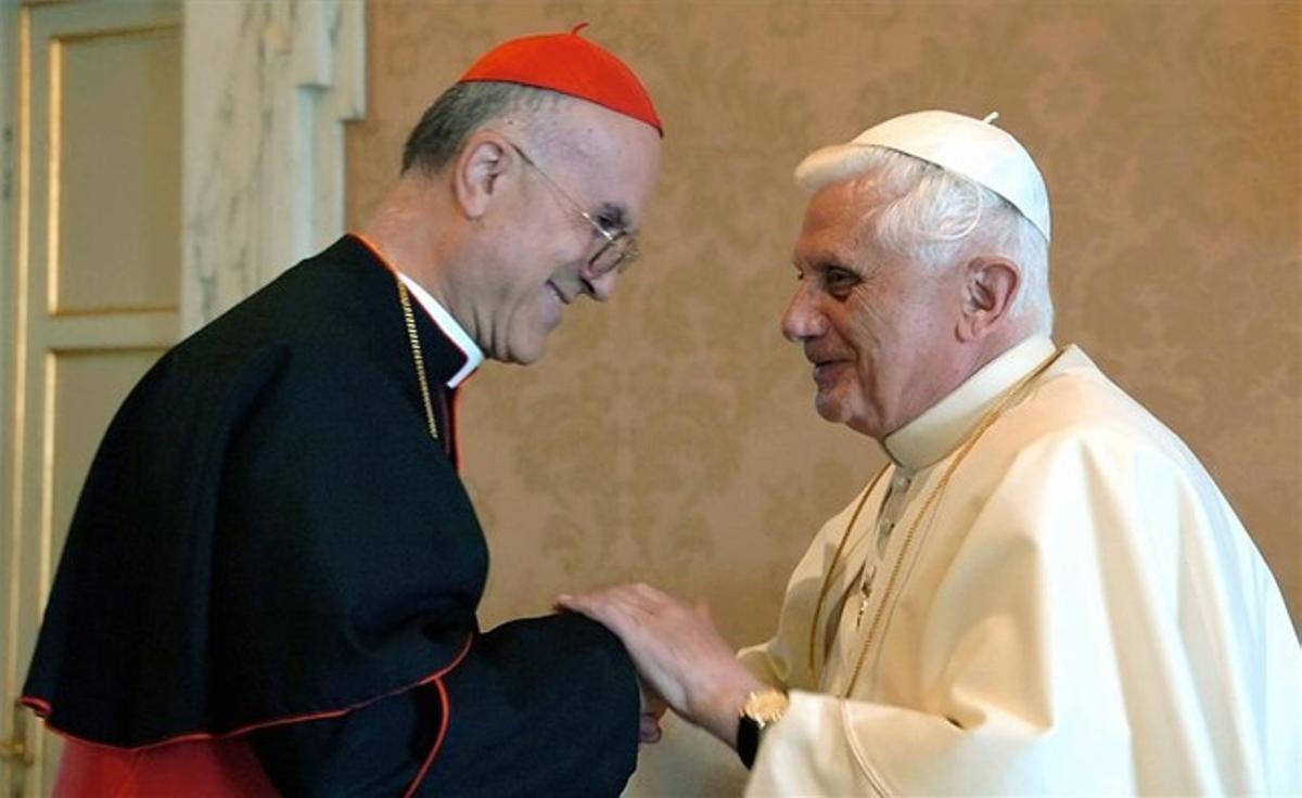 El cardenal Bertone y el papa Benedicto XVI, en una imagen de archivo.