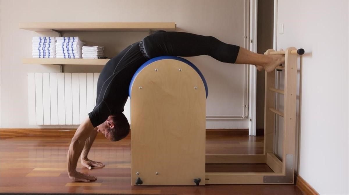 Un hombre hace ejercicios en el Estudio Original Pilates en Barcelona. Un hombre hace ejercicios en el Estudio Original Pilates en Barcelona.
