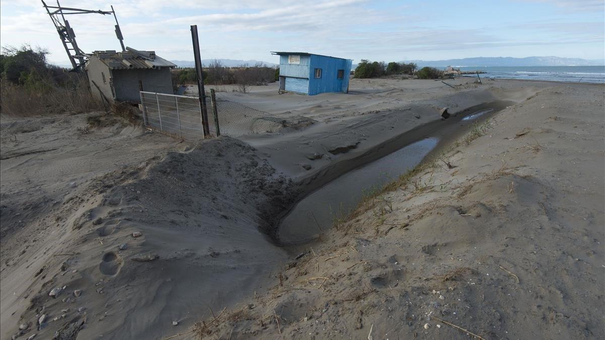 Algunas fincas fueron sepultadas por la arena traída por el Gloria