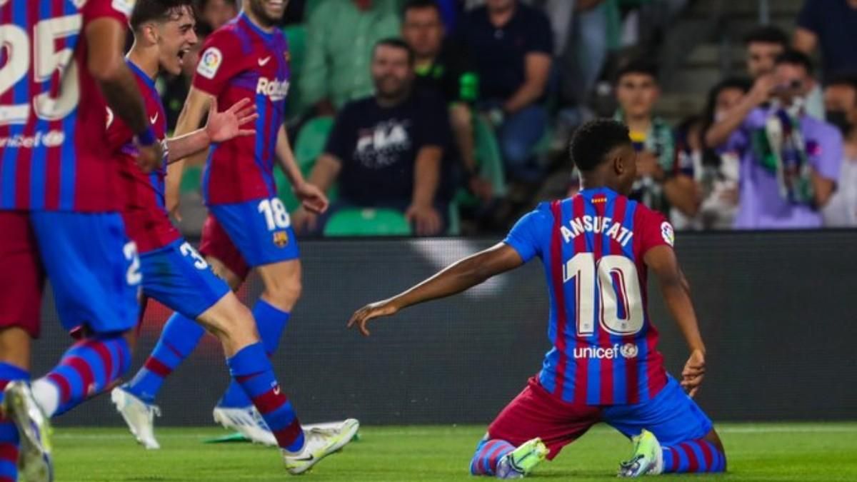 Gavi, Aubameyang y Jordi Alba acuden a felicitar a Ansu Fati tras marcar el 0-1 al Betis. Gavi, Aubameyang y Jordi Alba acuden a felicitar a Ansu Fati tras marcar el 0-1 al Betis.