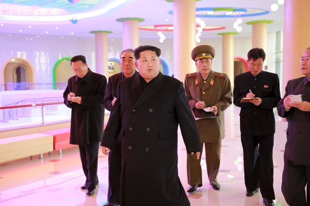  El líder de Corea del Norte, Kim Jong-un, acompañado de su séquito, en Piongyang.
